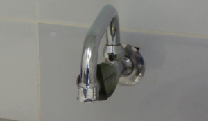 Петти ден тетовчани немаат вода, полнат буриња од јавни чешми и се надеваат во ноќните часови кога привремено ја пуштаат