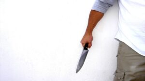 Скопјанец се заканувал дека сите ќе ги убие, дека ќе го задави сопственото дете, извадил и нож