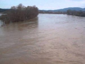 Реката Вардар денеска со висок водостој и бистар тек – ги нема илјадниците пластични предмети во селата во Општина Јегуновце