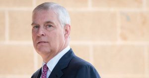 Кралот Чарлс му ја одзеде титулата принц на неговиот брат Ендрју