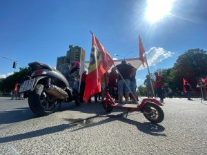 ФОТО: Хаос по скопските улици, синдикатот го блокира влезот во главниот град кај Автокоманда