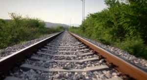 Филмска несреќа на железничка пруга во Велес-Градско: Возило излетало, па се заглавило на пругата, пожарникари и полиција се бореле да ги извлечат патниците