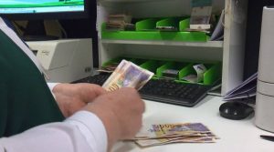 Се остават повеќе пари во трговијата, но се купуваат помалку производи