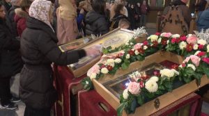 Православните верници денеска го слават Божик