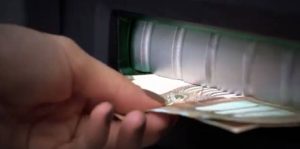 Бугарки низ Скопје ограбувале пензионери и им ги “цеделе” кредитните картички со ПИН запишан на ливче во украдените паричници