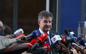 Мирослав Лајчак си поднесе оставка, тој и Мило Ѓукановиќ се споменати во досиејата поврзани со Џефри Епштајн