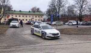 Неколкумина избодени во близина на трговски центар – напад со нож во центарот на Тампере