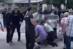 (Видео) Фицо застрелан во градите среде бел ден, напаѓачот уапсен – обид за атентат врз словачкиот премиер