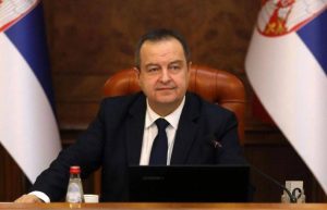 Српскиот министер за внатрешни работи Дачиќ во болница на респиратор, лекарите велат “се бори за живот”