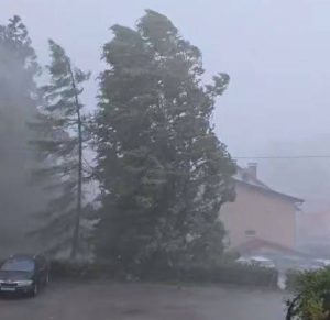 Жена загина во Сомбор, причинета материјална штета и црвен метео аларм – силно невреме во Србија, во Хрватска, во БиХ