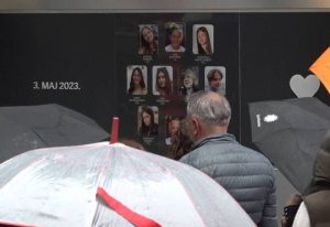 Една година од масакрот во „Рибникар“, колони луѓе им оддадоа почит на жртвите