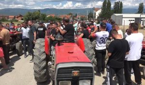Земјоделците од Овчеполскиот регион со блокада на експресниот пат Штип-Велес го изразија револтот поради проблемот со наводнување на нивите