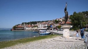По укажувањата на УНЕСКО Мицкоски најави дека Министерството за транспорт ќе ангажира фирма која ќе ги урива дивоградбите во Охрид