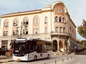Се потпишала како градоначалник и одобрила надградба на куќа – пријава за двајца вработени во општина Струмица