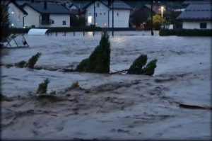 Најмалку 15 жртви во поплавите во БиХ