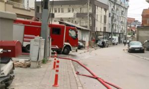 (Видео) Противпожарни возила и пожарникари во превентивно дежурство пред опожарената зграда во Чаир