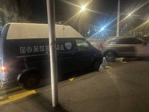 Минувач ѝ помогнал на тешко повредена скопјанка врз која паднало дрво – барајќи ѝ ја чантата, нашол бомба