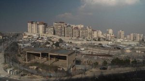 Палестинци велат дека помошта што влегува сè уште не стигнала до нив