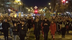 Белграѓани сплотени, пречекаа студенти од Нови Пазар кои пешачат кон Нови Сад на комеморативен собир в сабота