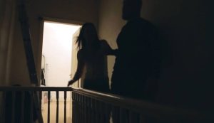 По пријава за семејно насилство приведен Велешанец – ја горел сопругата со цигари