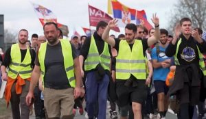 Студентите со масовни блокади низ улиците во Србија