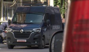 Дојава за бомба во гимназијата „Кирил Пејчиновиќ“ во Тетово, евакуирани учениците и персоналот