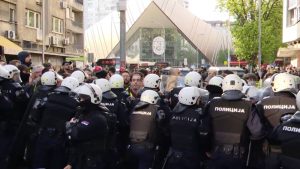 Во Белград отстранети блокадите, нови апсења и најави за протести