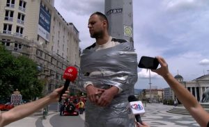 Врзан за бандера бара правда и помош за настраданите во Кочани