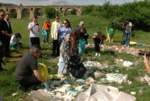 И политичарите собираа ѓубре – заедничка акција за почиста Македонија