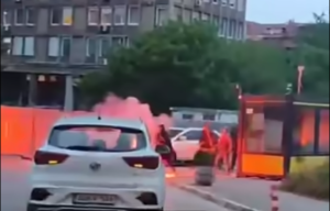 (ВИДЕО) Крвава матурска ноќ во Сараево: Навивачи со палки и факели нападнаа матуранти