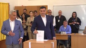 Кандидатот на крајната десница Џорџ Симион води во првиот круг од претседателските избори во Романија