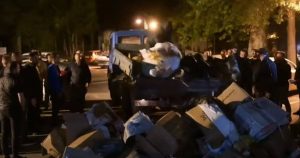 Полицијата го одзела камипнчето со кое групата на Висар Ганиу истураше ѓубре пред Град Скопје, Ганиу ја оправдува постапката поради сметот кој го гледаат туристите во старата скопска Чаршија