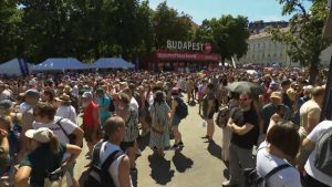 Стотици илјади луѓе учествуваа во Парадата на Гордоста во Будимпешта