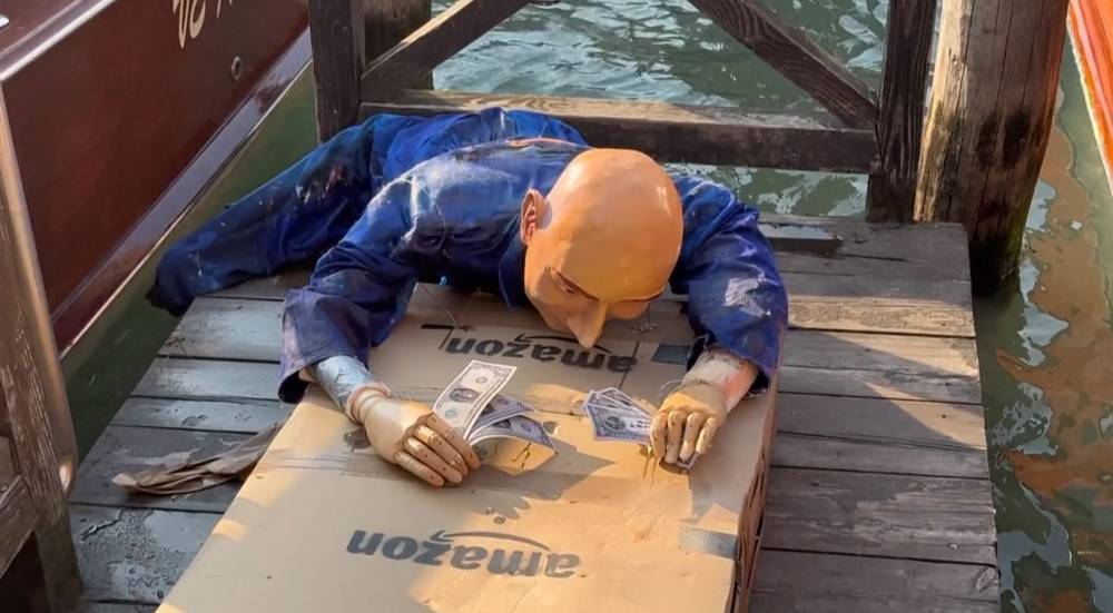 Голема фигура на Џеф Безос поставена во големиот канал