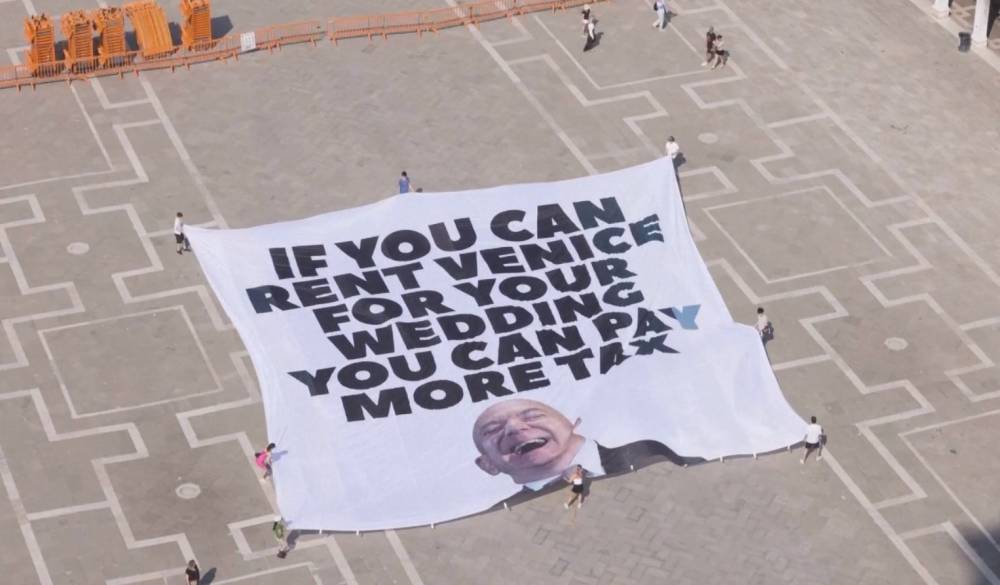 Фигура на Безос со долари, поставена од активисти во Венеција