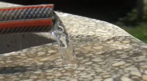 Пелагониското село Мусинци на летните горештини со денови се без вода, резервоарот е празен, а на дното мртви влекачи и кал