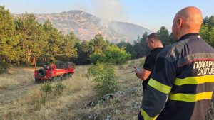 Се гасне пожарот во реонот на Блаце
