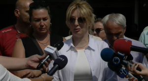 Клоци и закани за градоначалничката Арсовска во Чаир, тврди дека полицијата не постапила – МВР ги проверува снимките од нападот