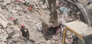 Се урна зграда во Карачи – 16 загинати, над 20 повредени