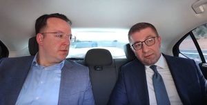 (Видео)Премиерот во улога на водител во автомобил разговараше со министерот Николоски