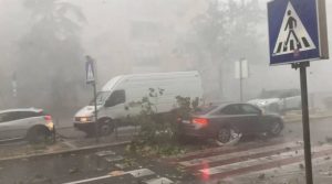 (Фотогалерија) Повредени 24 луѓе, спасени екипажи, патници, деца – силно невреме мина низ Сплит