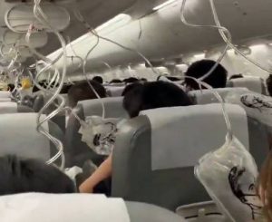 (Видео) Некои загубиле свест, некои пишувале проштални пораки – драма на лет во Јапонија, авион паднал 25.000 стапки за 10 минути