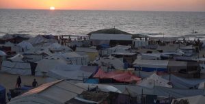 (ФОТО) Без доволно храна и вода, морето е единствено разладување за луѓето од Појасот Газа