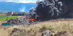 Пожар во отпад за старо железо – чадот го покри Скопје