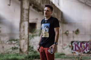 „Од личност до маска-за новата нормалност“: Промоција на книга од Влатко Деловски и настап на „Второ колено“ во ИЛИ-ИЛИ