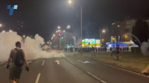 Телма во Белград: Полицијата со солзавец против демонстрантите го штити штабот на Српската напредна партија