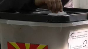 Турбуленции во албанскиот блок партии пред вториот круг – Села негира дека комуницира со Меџити за да премине во власта