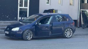 (ФОТО) Убиство во Тетово, со автомат изрешетан голф, повреден и случаен минувач