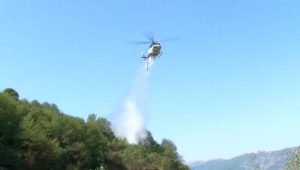 Огнот над гребенот на Јасен под контрола, под патот често се засилува – сериозно е кај Јажинце, затворен граничниот премин