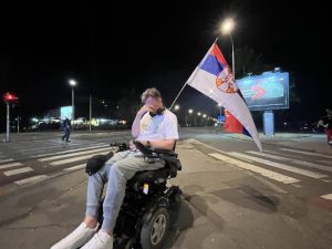 (ВИДЕО) Полиција со солзавец против демонстрантите во Ваљево и Белград